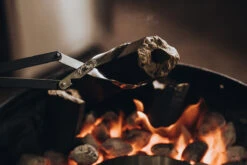 MOESTA-BBQ V-Tong Zange 51 Cm -CAFIRO Verkaufsgeschäft V Tong20Feuer Anwendung 1200x800x72dpi 096