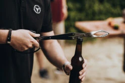 MOESTA-BBQ V-Tong Zange 51 Cm -CAFIRO Verkaufsgeschäft V Tong20Flaschenoffner Anwendung 1200x800x72dpi 468